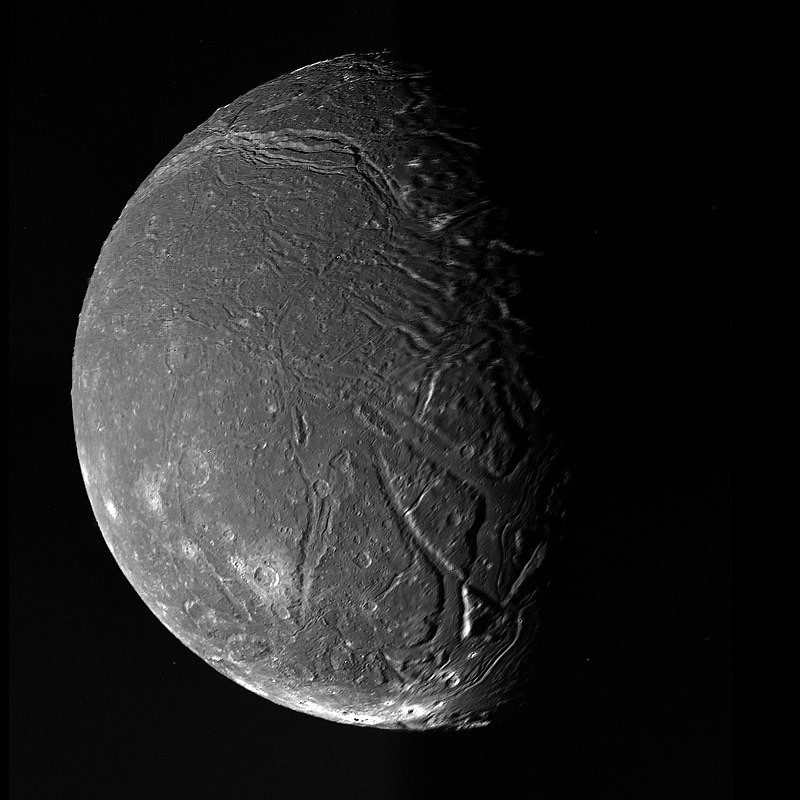 Ariel es el cuarto satélite más grande de Urano y el segundo en proximidad de los satélites principales.