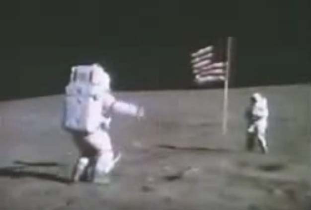 Astronautas caminando en la Luna con una fuerza de atracción gravitatoria bastante baja