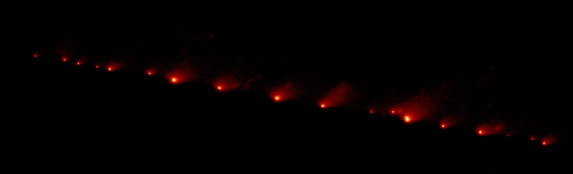 Imagen del cometa Shoemaker-Levy 9 tomada por el telescopio espacial Hubble el 17 de mayo de 1994. La imagen muestra una estela de 21 fragmentos helados que se extiende a lo largo de 1.1 millones de kilómetros, desgarrados por la fuerza de marea de Júpiter.