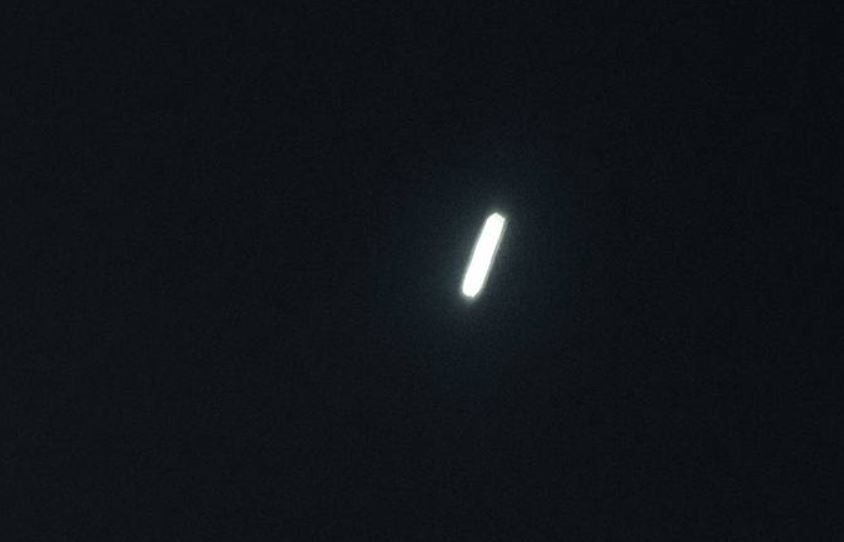 El explorador Perseverance de la NASA en Marte captó esta imagen inusual cruzando el cielo sobre el Planeta Rojo. Sin embargo, hasta la fecha, ni la NASA ni el Laboratorio de Propulsión a Chorro (quien construyó y opera el Perseverance) han confirmado que la imagen represente al cometa 3I/ATLAS.