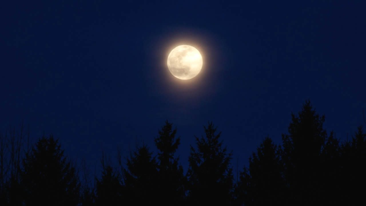 La primera superluna del año será visible esta noche y se le denomina "Luna de la Cosecha"