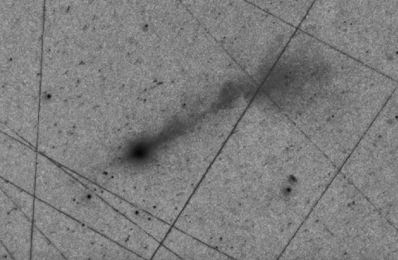 Imagen profunda apilada de 3I/ATLAS, tomada el 9 de noviembre de 2025, mediante una combinación de cinco exposiciones, cada una de tres minutos de duración, con dos telescopios. La dirección hacia el sol es hacia la esquina inferior izquierda.