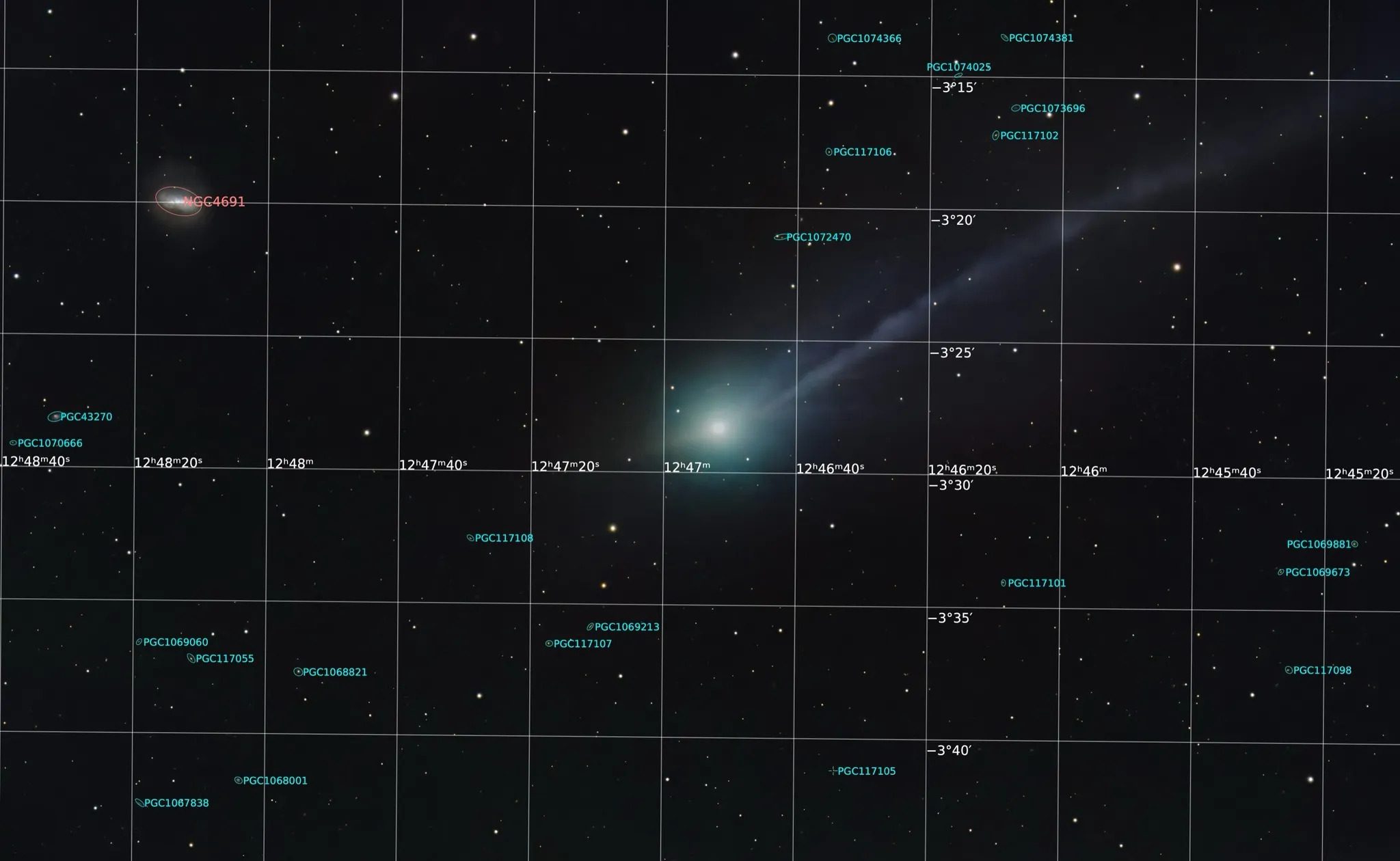 La misma imagen en una cuadrícula de coordenadas con objetos identificados, como la galaxia NGC4691 en la parte superior izquierda.