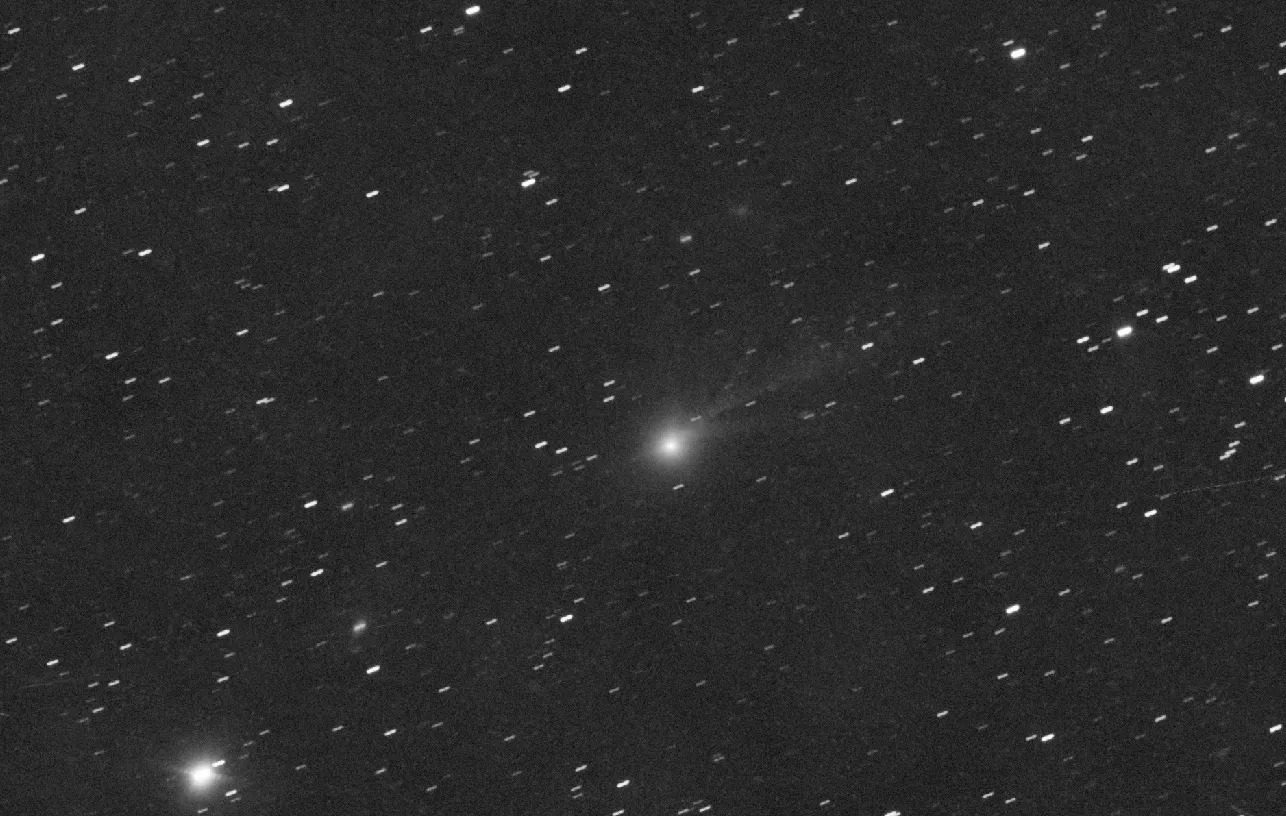 Imágenes RGB apiladas de 3I/ATLAS a las 4.10 UT del 8 de noviembre de 2025. La dirección hacia el sol (opuesta a la flecha del panel superior) apunta hacia la esquina inferior izquierda.