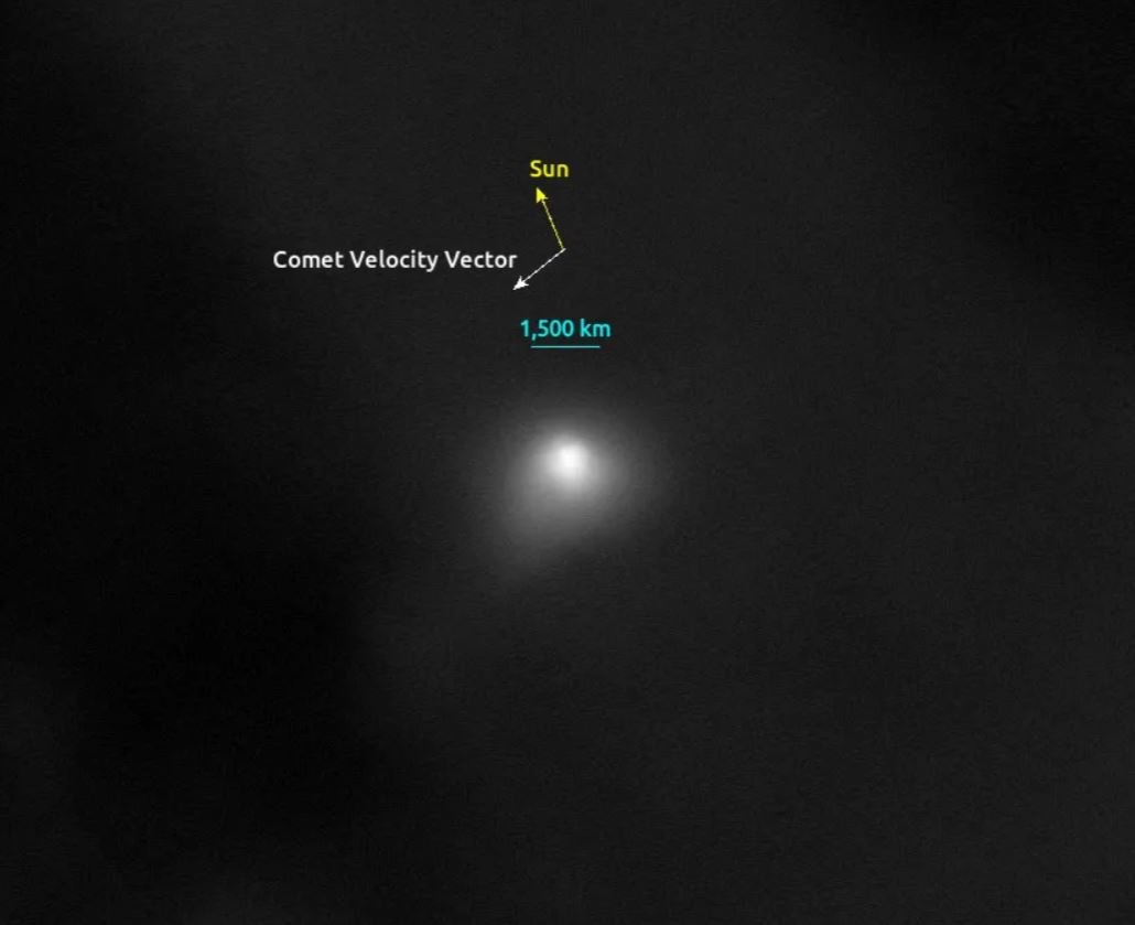 Exposición de 3.2 segundos de 3I/ATLAS realizada por la cámara HiRISE a bordo del Mars Reconnaissance Orbiter con una resolución espacial de 30 kilómetros por píxel. Debido a las vibraciones y al movimiento de la nave espacial durante el periodo de observación, la luz de 3I/ATLAS se ve difuminada por varios píxeles. Las direcciones del Sol y el movimiento de 3I/ATLAS se indican con flechas.