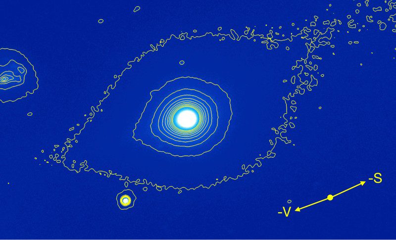 Nuevas imágenes de 3I/ATLAS tomadas desde el Telescopio Óptico Nórdico el 11 de noviembre de 2025. El chorro apunta hacia el Sol. El norte está arriba, el este a la izquierda y la región captada en la imagen tiene aproximadamente 500 000 km de ancho. Se marcan la dirección antisolar proyectada (-S) y el vector de velocidad heliocéntrica negativa (-V). El objeto difuso situado en la parte superior izquierda de 3I/ATLAS es una galaxia. Los demás objetos discretos son estrellas. Las imágenes son: estiramiento lineal (panel superior), contorneadas (segunda desde arriba), contorneadas en color (tercera desde arriba) y filtradas espacialmente dentro de una región de 0,13 millones de km de radio restando la señal mediana en anillos concéntricos centrados en el píxel más brillante (panel inferior).