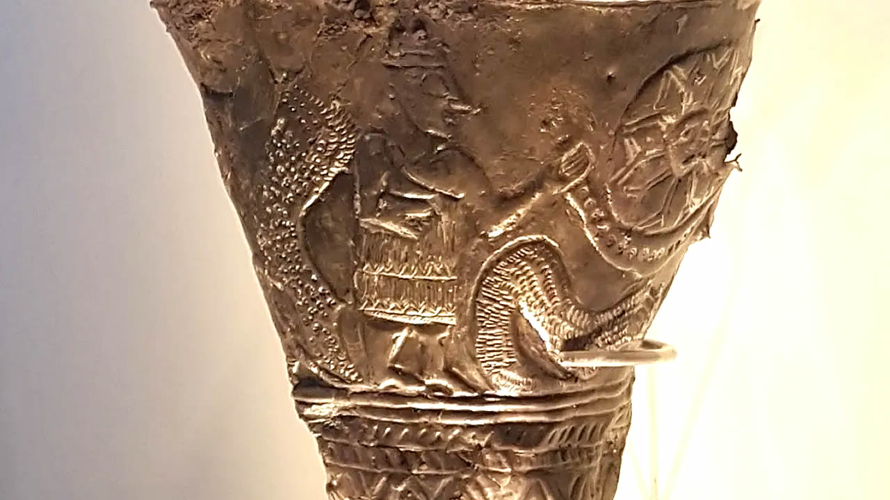 Hallada una copa de plata de 4.300 años con la representación más antigua conocida del Génesis Cósmico