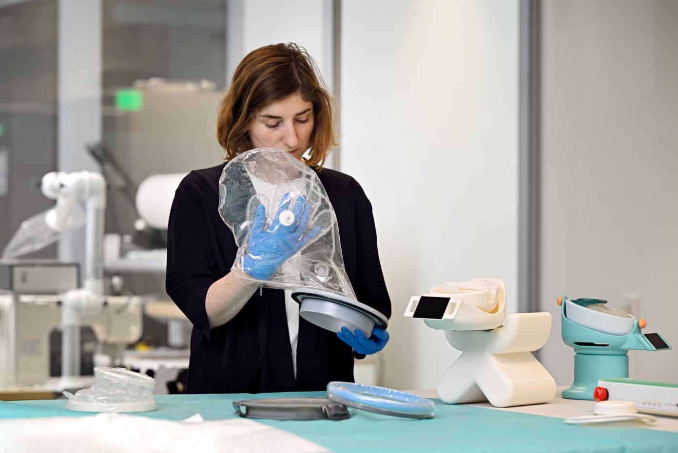 Juliette van Haren con componentes de investigación para un dispositivo de transferencia y un útero artificial para bebés prematuros.