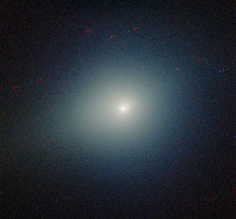 La imagen final se construyó a partir de exposiciones realizadas con cuatro filtros distintos: azul, verde, naranja y rojo. Durante la adquisición de los datos, el cometa se mantuvo centrado y prácticamente inmóvil dentro del campo de visión del telescopio. En contraste, las estrellas de fondo cambiaron de posición con respecto al cometa, lo que provocó que quedaran registradas como llamativas estelas multicolores en la composición resultante.