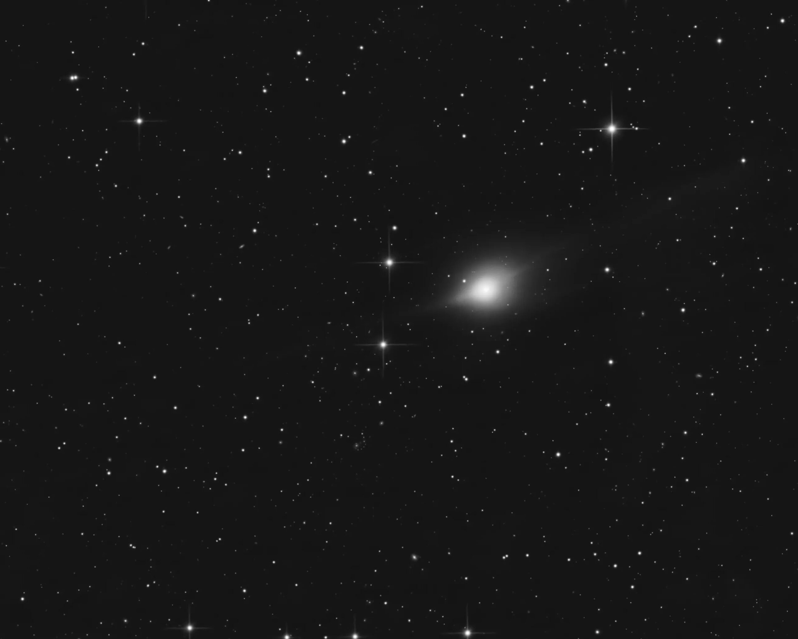 Imagen de 3I/ATLAS el 22 de noviembre de 2025 a las 3:00-5:00 UTC basada en el apilamiento de 106 imágenes de exposiciones de 60 segundos, tomadas con un telescopio de 0.30 metros en Sternwarte Feuerstein (http://sfeu.de) en Alemania. La imagen muestra una coma con forma de lágrima y una anticolas en dirección al sol, apuntando hacia la esquina inferior izquierda