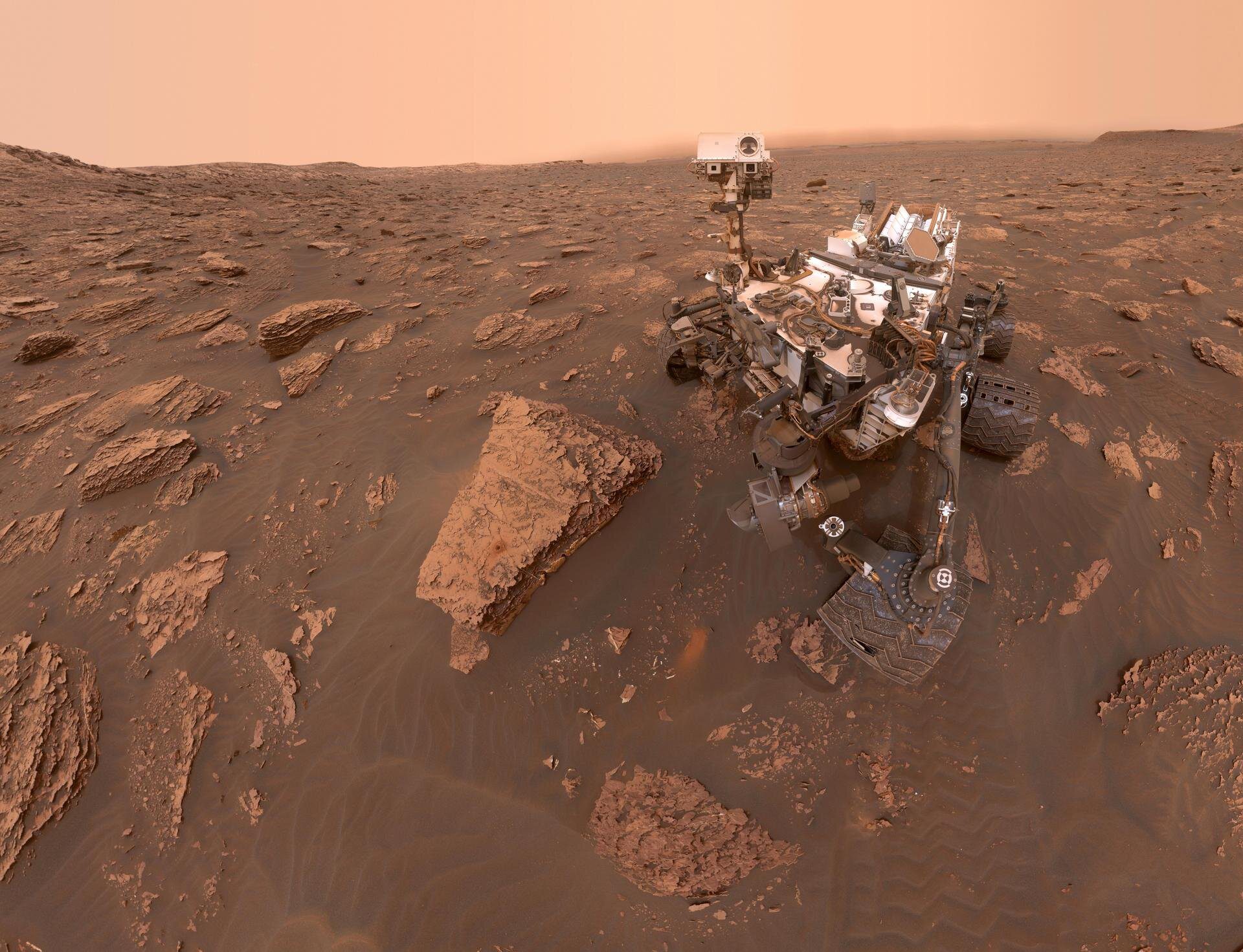 Autorretrato del rover Curiosity de la NASA tomado el 15 de junio de 2018, cuando una tormenta de polvo marciana había reducido la luz solar y la visibilidad en la ubicación del rover en el cráter Gale