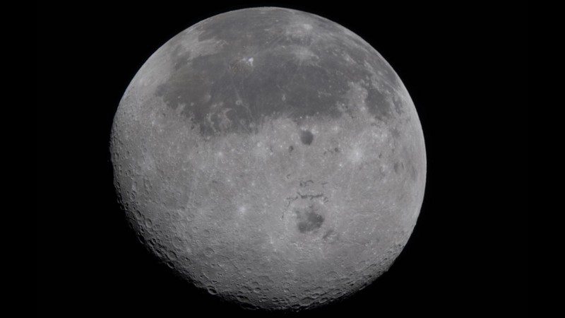 La cara visible (el hemisferio que vemos desde la Tierra) se percibe en la mitad superior del disco lunar. Se identifica por las manchas oscuras.
