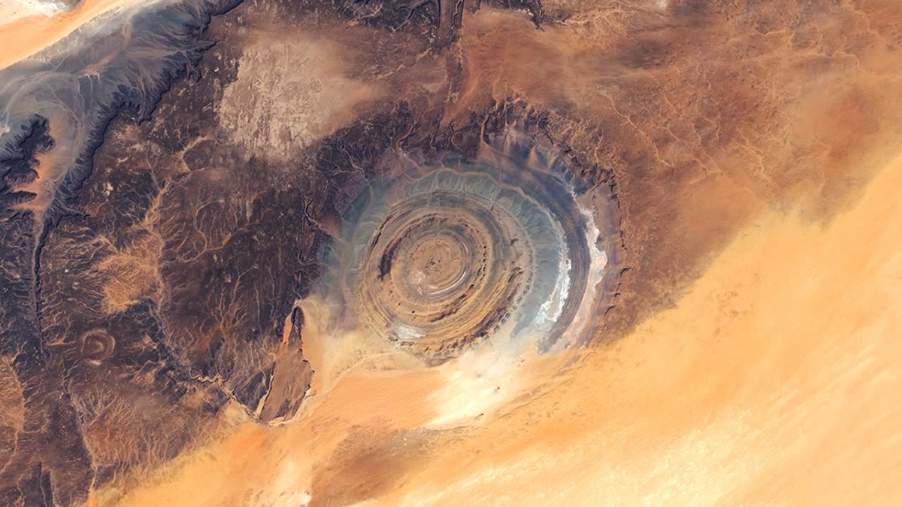 NASA revela nuevas imágenes de la misteriosa "Estructura de Richat" en el desierto del Sahara