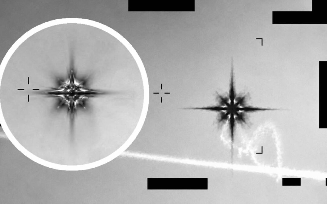 Pentágono publica extraño video de un objeto con forma de estrella de ocho puntas que se mueve a gran velocidad