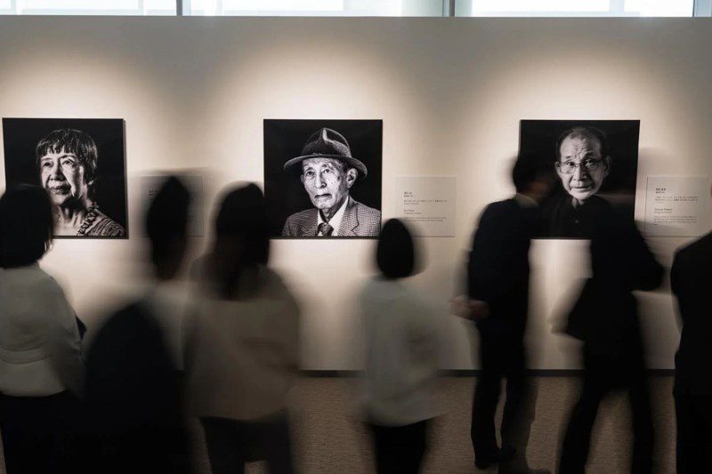 En la imagen: Toshiko Tanaka (a la izquierda), Sou Horie (en el centro) y Tamiyuki Okahara (a la derecha), supervivientes del bombardeo atómico de Hiroshima.